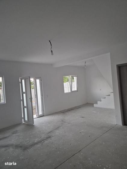 Casă cu 4 camere în Lumina