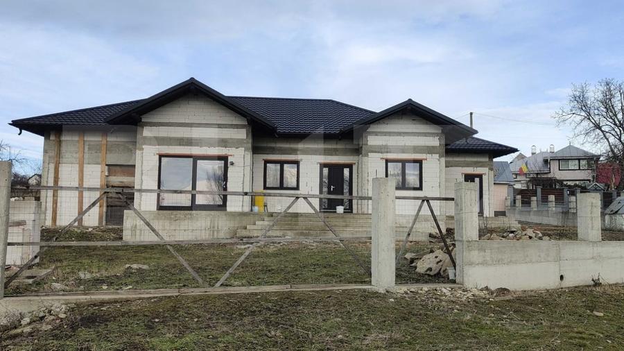 Casă individuală cu 4 camere cu Garaj în Periferie