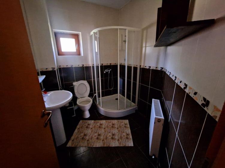 Casă individuală cu 17 camere cu Canalizare în Cioplea