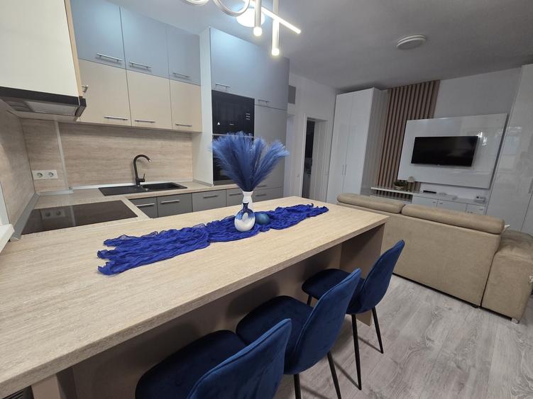 Apartament cu 3 camere decomandat în Exterior Vest