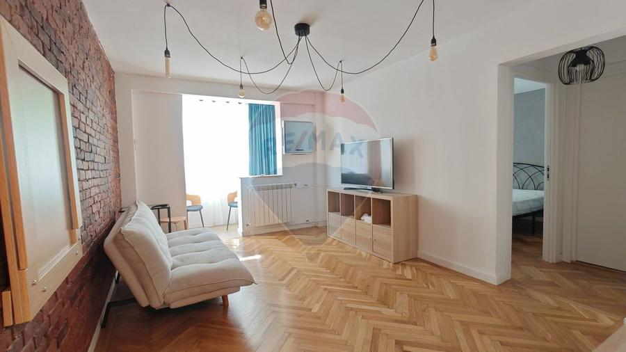 Apartament cu 2 camere semidecomandat, mobilat în Tei