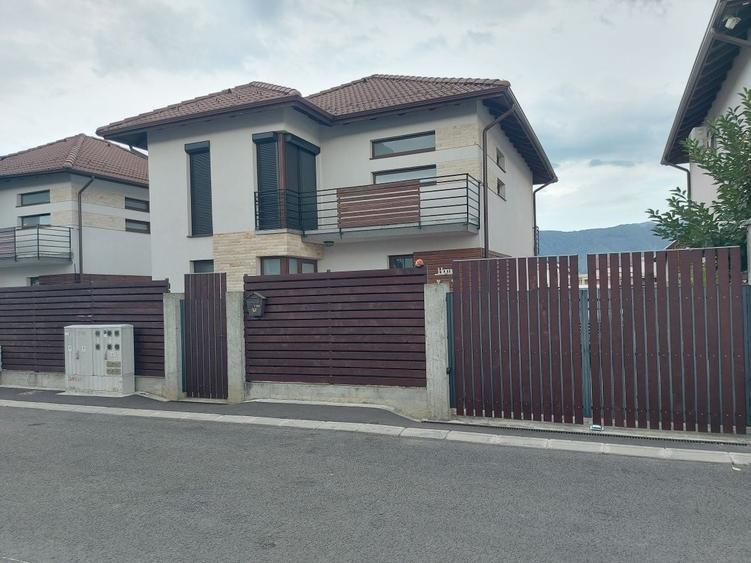 Casă cu 4 camere cu Teren 250 Mp în Central