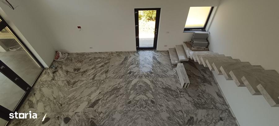 Casă cu 4 camere cu Teren 378 Mp în Malu Mare