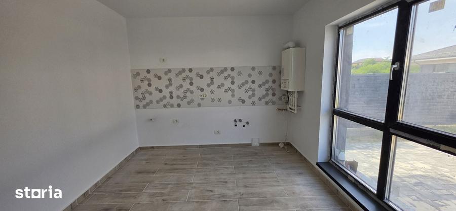 Casă cu 4 camere cu Teren 400 Mp în Domnești