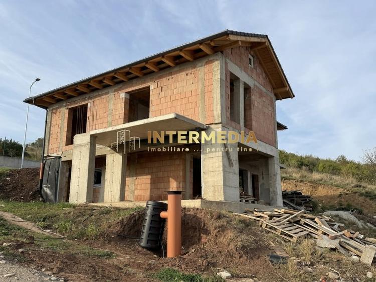 Casă individuală cu 4 camere cu Canalizare în Cetate