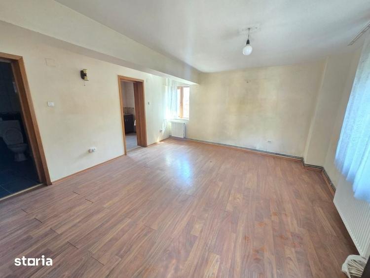 Casă cu 9 camere cu Teren 1295 Mp în Craiovei