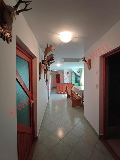 Casă cu 8 camere cu Teren 2400 Mp în Periferie