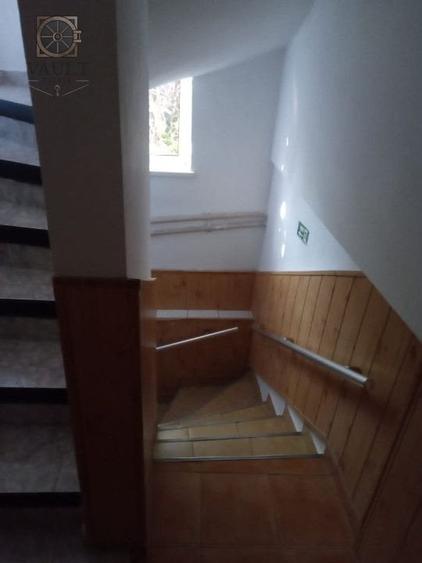 Casă individuală cu 12 camere cu Canalizare în Tineretului