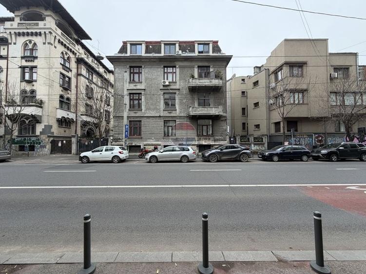 Apartament cu 3 camere semidecomandat în P-ța Romană