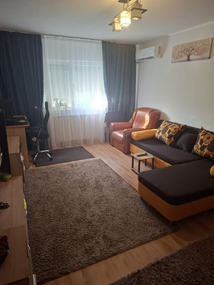 Apartament cu 3 camere decomandat, mobilat în Craiovița Nouă