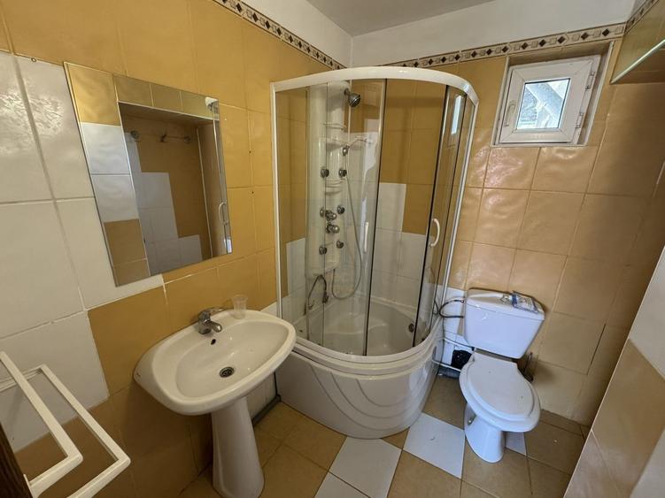 Casă individuală cu 7 camere cu Canalizare în Regie