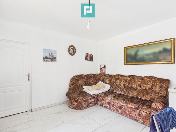 Casă individuală cu 7 camere cu Canalizare în Leș