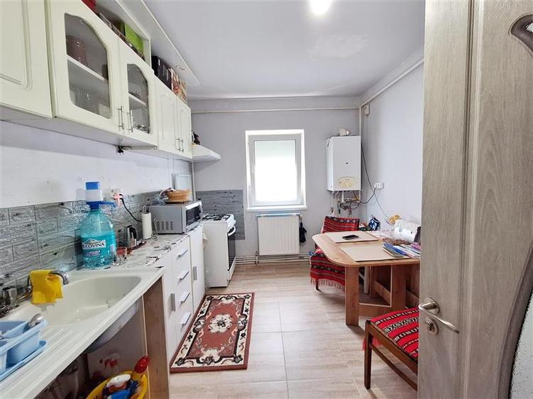 Apartament cu 2 camere semidecomandat, mobilat în Mioriței