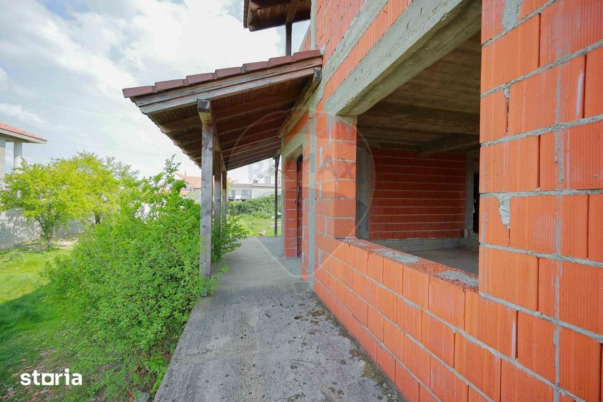 Casă cu 6 camere cu Teren 1013 Mp în Sânmartin