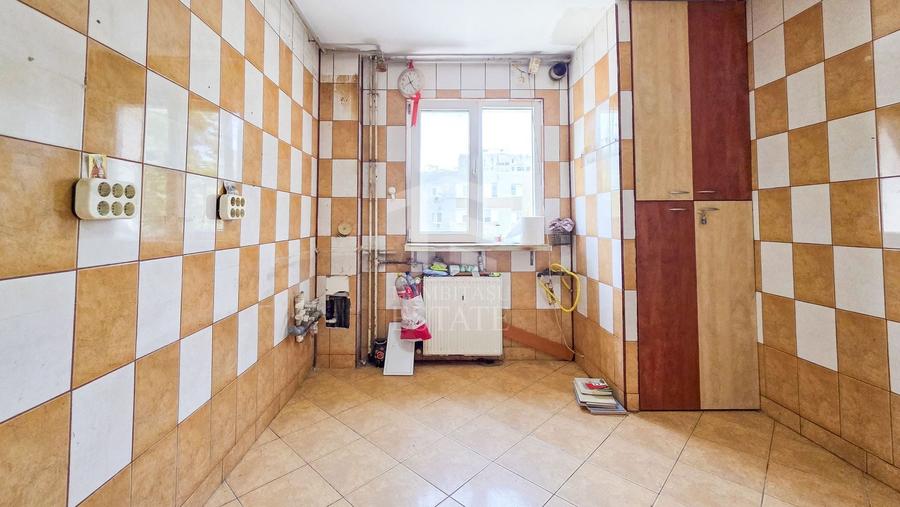 Apartament cu 4 camere semidecomandat în Apusului