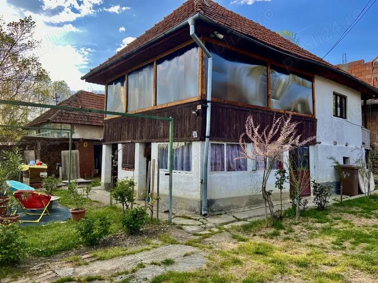 Casă cu 4 camere cu Teren 5000 Mp în Central