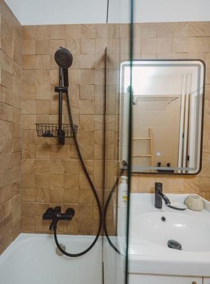 Apartament cu 3 camere semidecomandat, mobilat în Costin Georgian