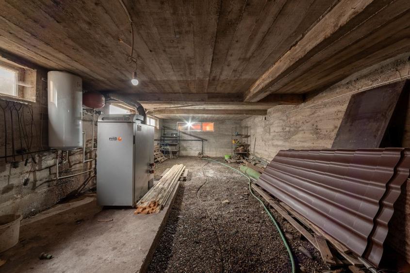 Casă individuală cu 12 camere cu Canalizare în Est