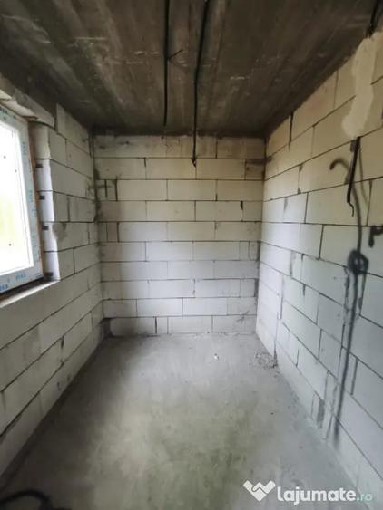 Casă cu 2 camere cu Teren 4400 Mp în Central