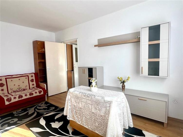 Apartament cu 3 camere semidecomandat, mobilat în Florilor
