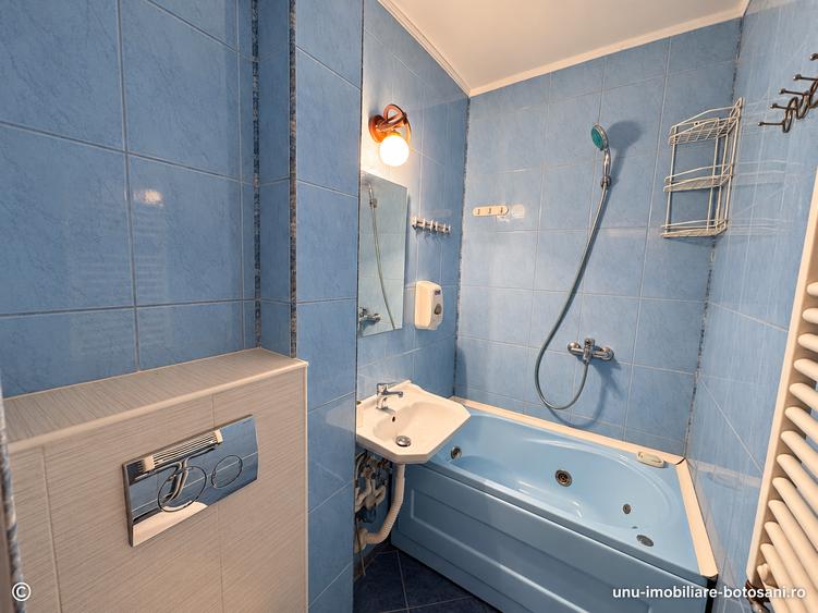 Apartament cu 3 camere semidecomandat în Central