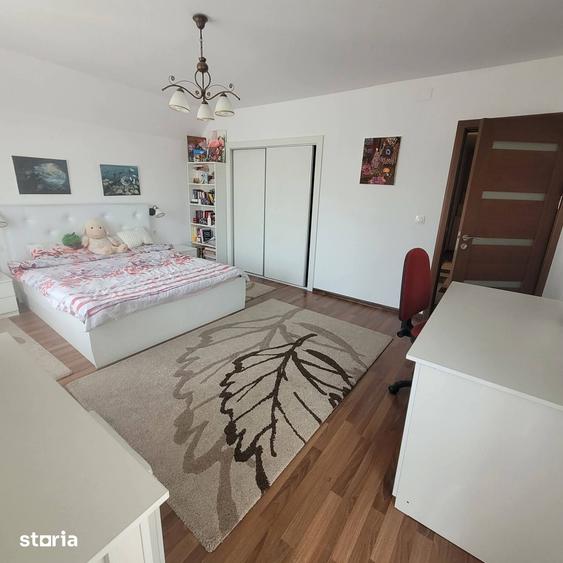 Casă cu 5 camere decomandat cu Canalizare în Șura Mică