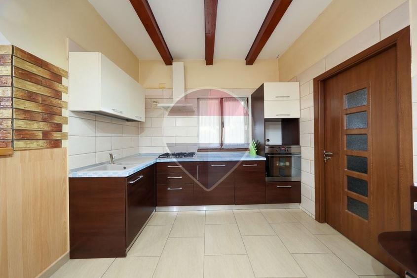 Casă individuală cu 4 camere cu Teren 2389 Mp în Sânpetru