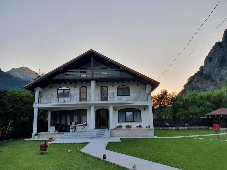 Casă cu 4 camere în Lepșa