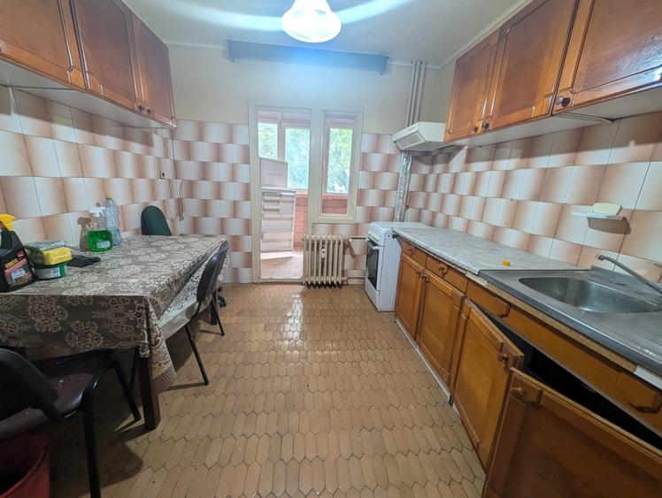 Apartament cu 3 camere semidecomandat în Drumul Taberei