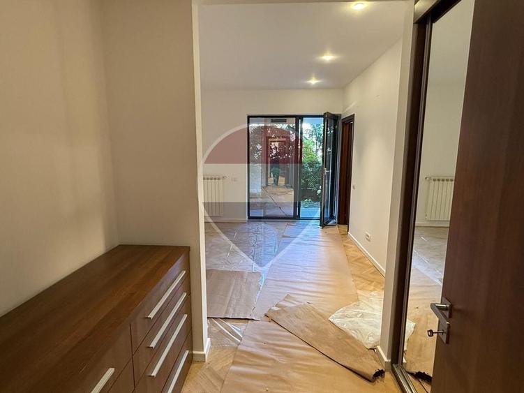 Apartament cu 3 camere semidecomandat în Primăverii