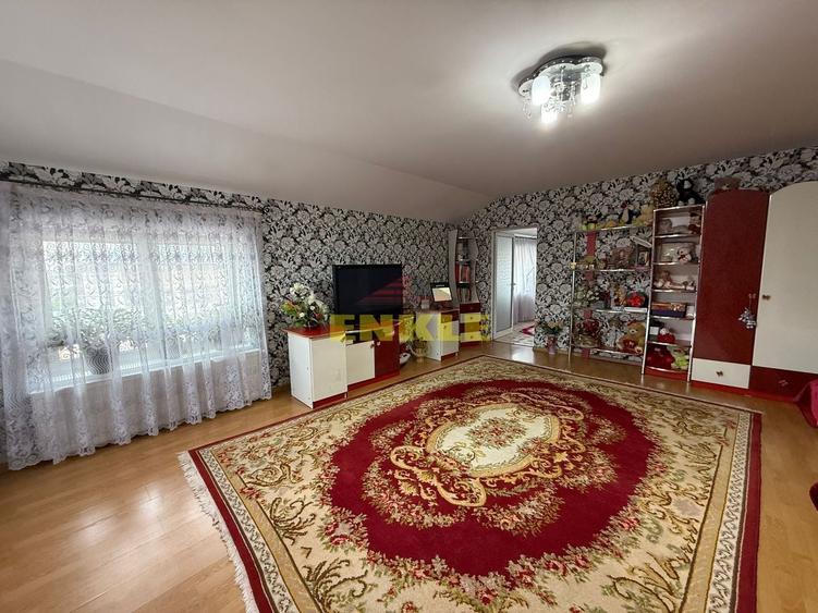 Casă individuală cu 8 camere cu Teren 150 Mp în Central