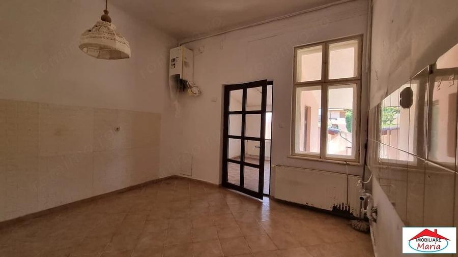 Casa in zona centrala parter si subsol cu acces auto - 3