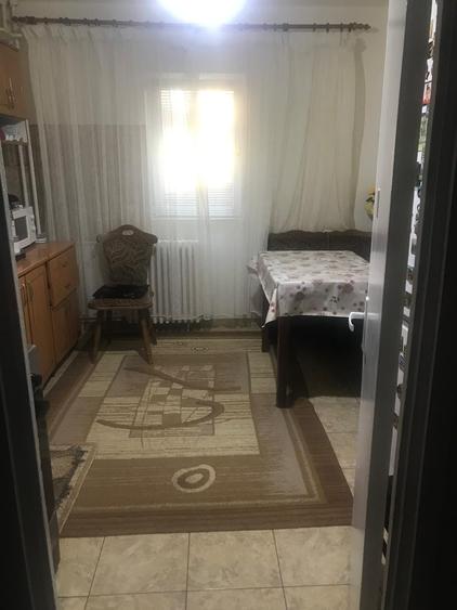 Apartament cu 3 camere decomandat, mobilat în Girocului