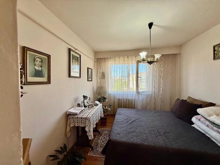 Apartament cu 3 camere semidecomandat în Gojdu