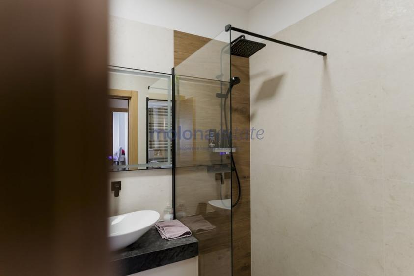 Duplex cu 12 camere cu Canalizare în Andrei Mureșanu