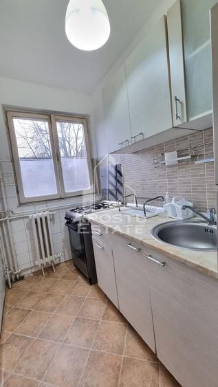 Apartament cu 3 camere semidecomandat, mobilat în Dacia
