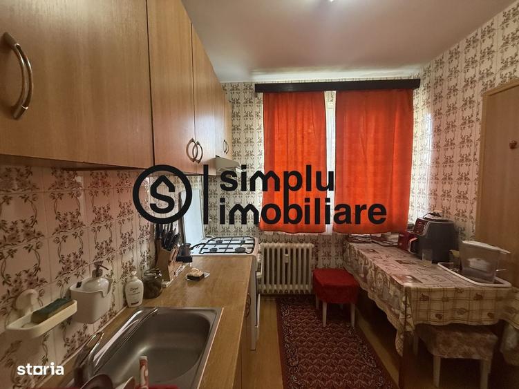 Apartament cu 3 camere semidecomandat în Rovine