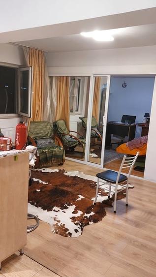 Apartament cu 3 camere semidecomandat în Amzei
