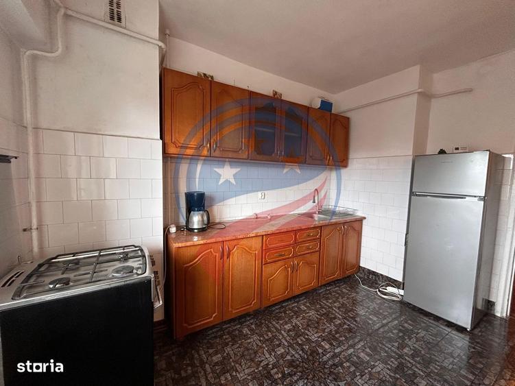 Apartament cu 3 camere decomandat în Albești