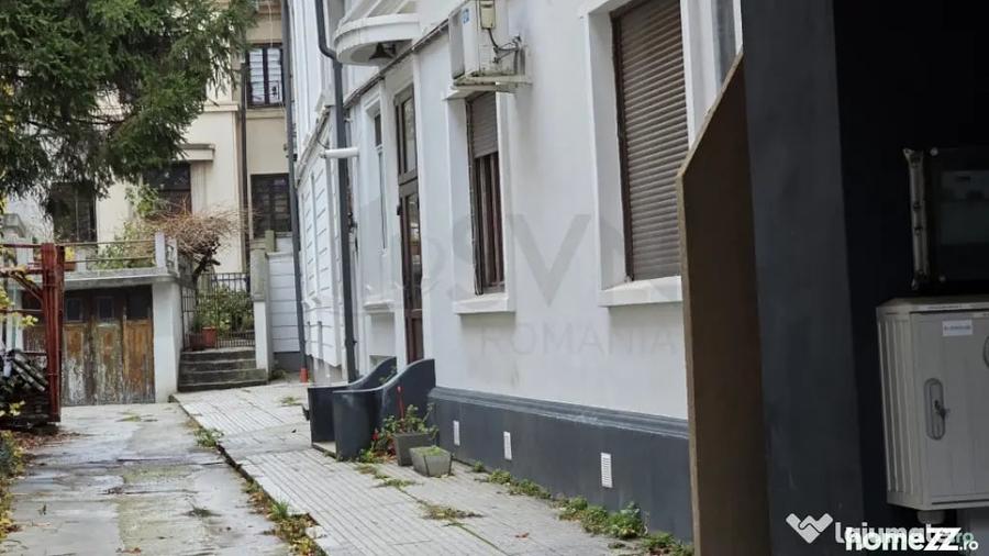 Casă cu 7 camere cu Teren 100 Mp în Dorobanți
