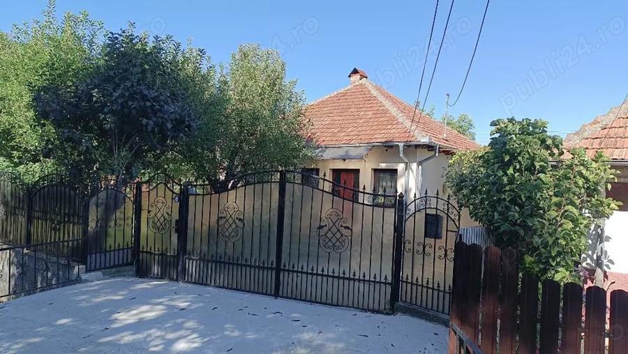 Casă cu 4 camere în Coman