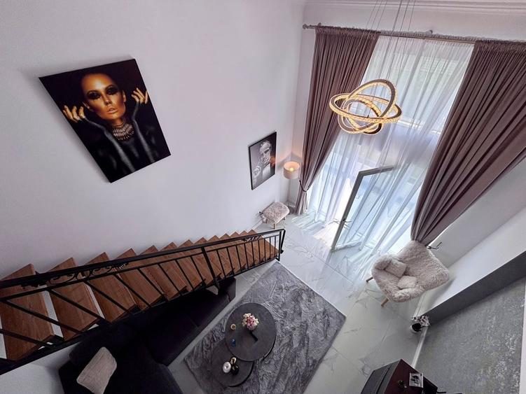 Apartament cu 5 camere decomandat în Cristian