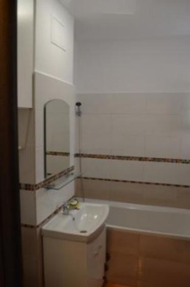 Apartament cu 3 camere semidecomandat, mobilat în Tineretului