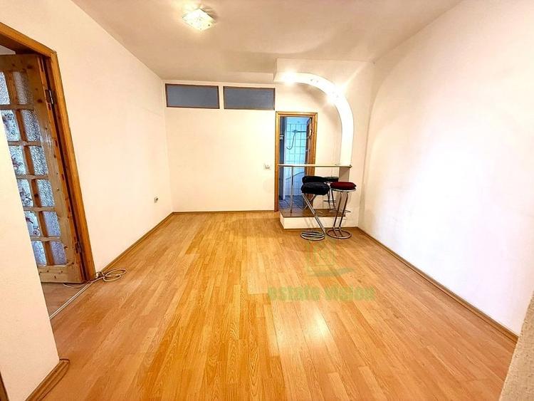 Apartament cu 3 camere semidecomandat în Moșilor