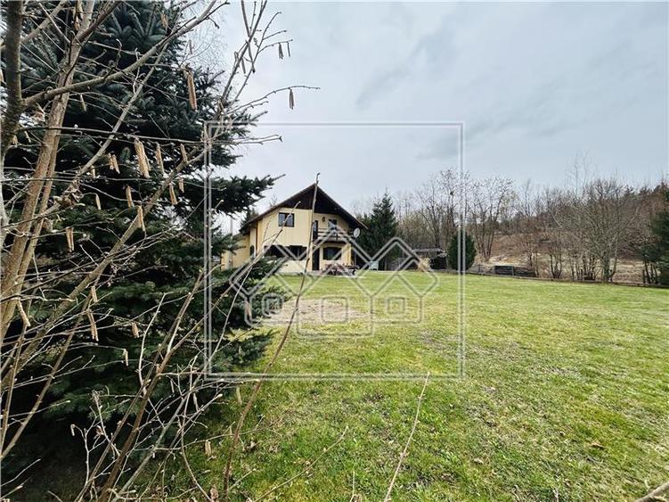 Casă individuală cu 5 camere cu Teren 3400 Mp în Porumbacu de Sus