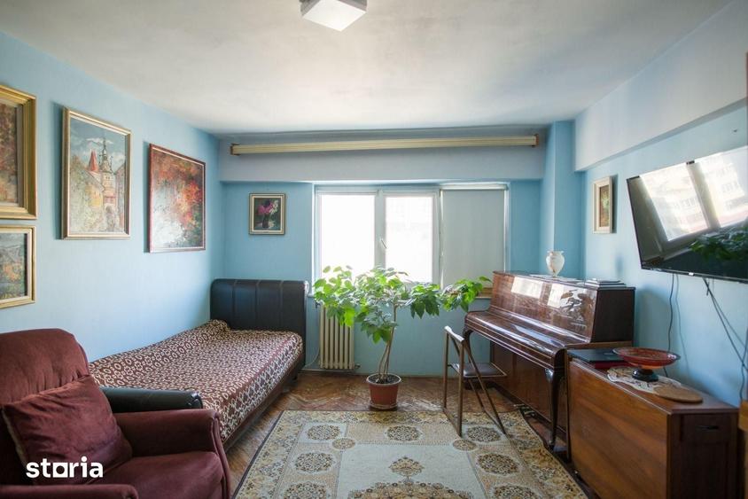 Apartament cu 4 camere decomandat în Central