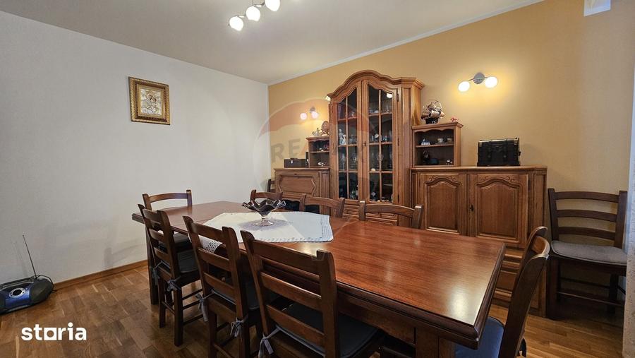 Casă cu 8 camere cu Teren 811 Mp în Obcini