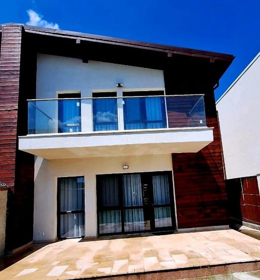 Duplex cu 4 camere cu Garaj în Central