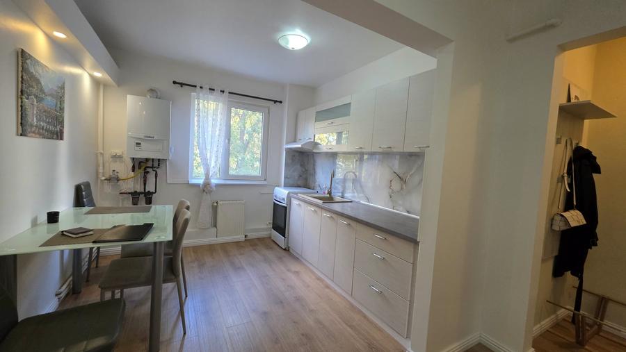 Apartament cu 3 camere semidecomandat, mobilat în Circumvalațiunii