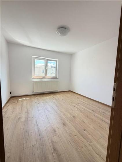 Apartament cu 3 camere decomandat în Astra